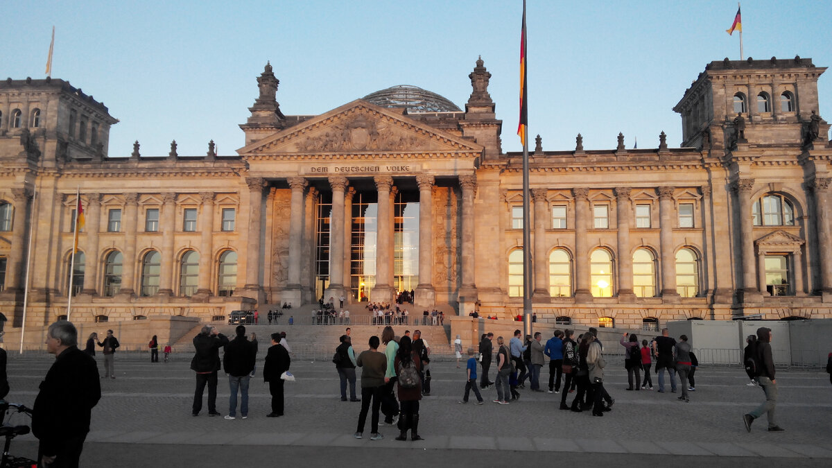 Здание Рейхстага. Сейчас здесь находится немецкий парламент - Бундестаг.