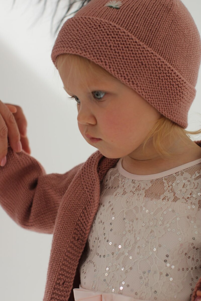 моя любимая маленькая модель в бабулиной шапке