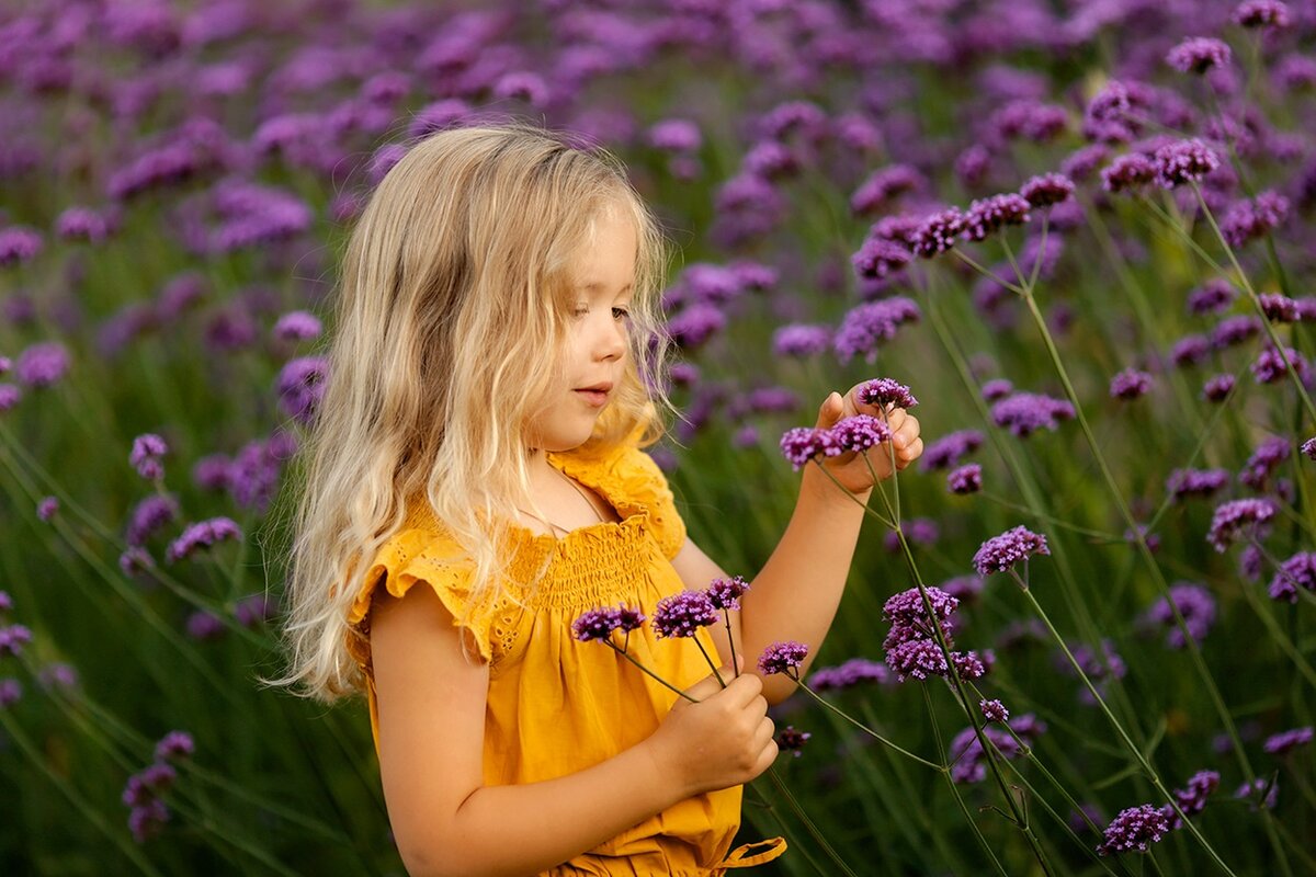  Canon 6d, 135L f2,1/400, iSO 100 Девочка возле небольшой клумбы, в парке Коломенское, вокруг много людей,  но 135-ка умеет снять только самое важное и красиво размыть фон.