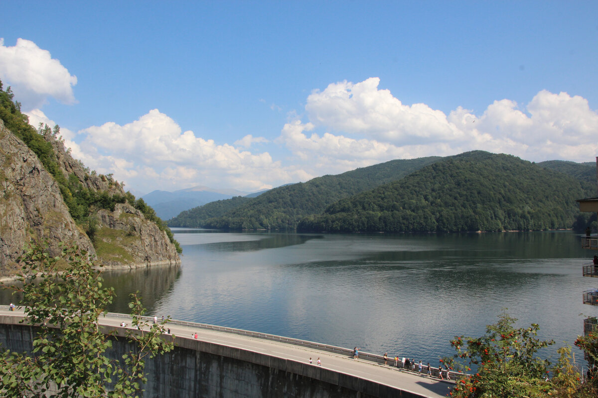 Обманчиво невысокие горы за озером. А впереди серпантин