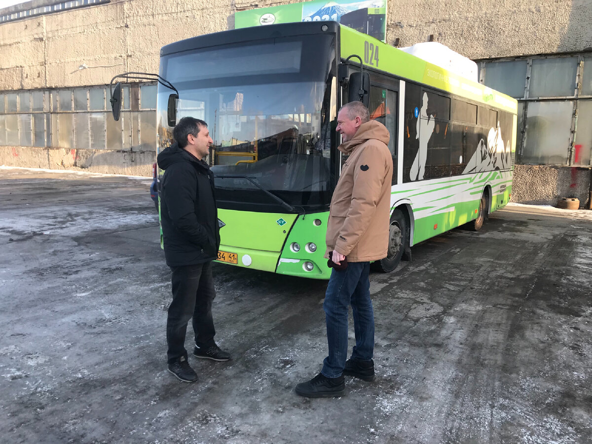 Ростислав Асов (справа) общается с водителем автобуса Алексеем (слева) 