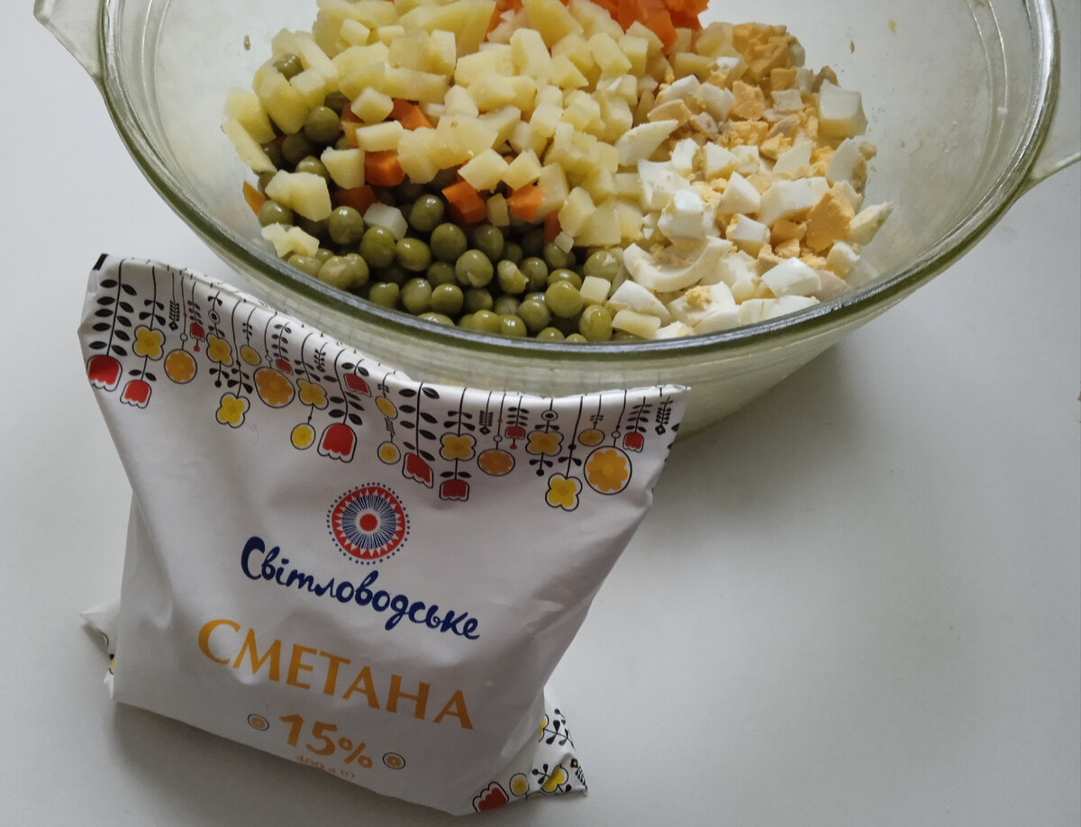 Можно заправить салатик сметаной, но для гурмана это не вариант 