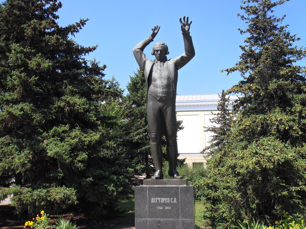 Дегтярев курганинск. Памятник Дегтяреву в Белгороде. Памятник Степану Дегтяреву.