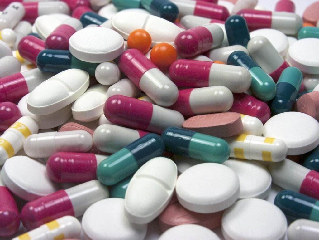 Высушенные ягоды также молят и продают в форме капсул, таблеток, настоев, чая и экстрактов.