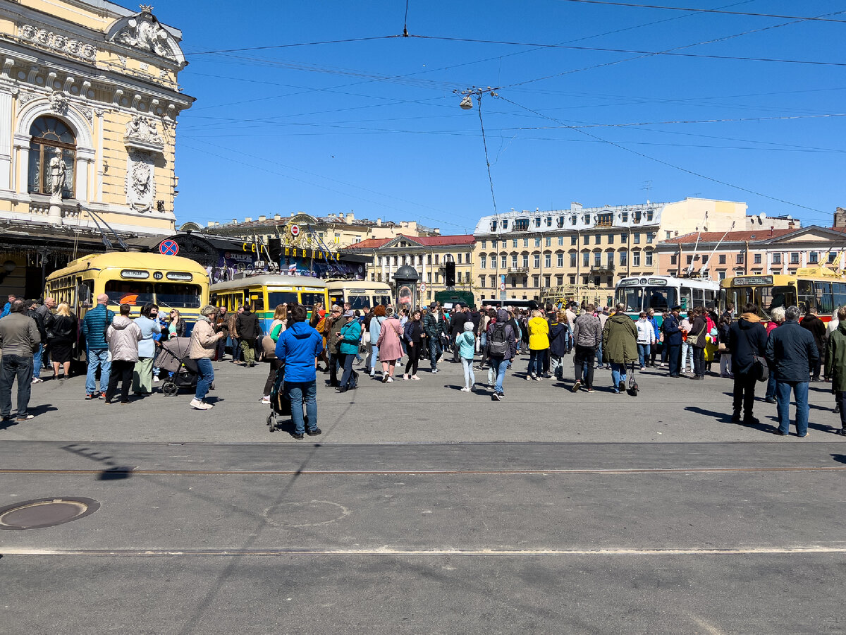 В Петербурге уже становится традицией во второй половине мая устраивать фестиваль транспорта. На нём представлена как новая техника, так и старая.