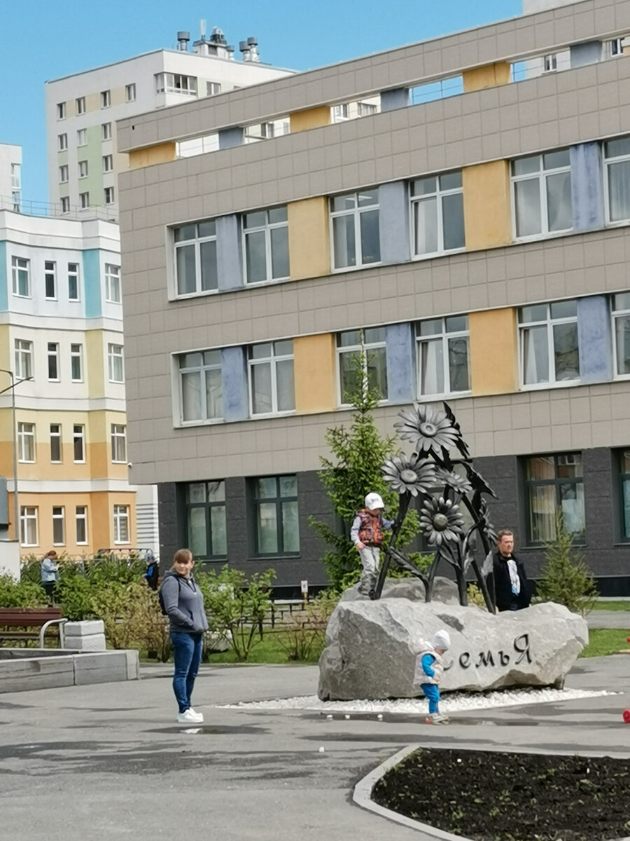 На фото случайные люди