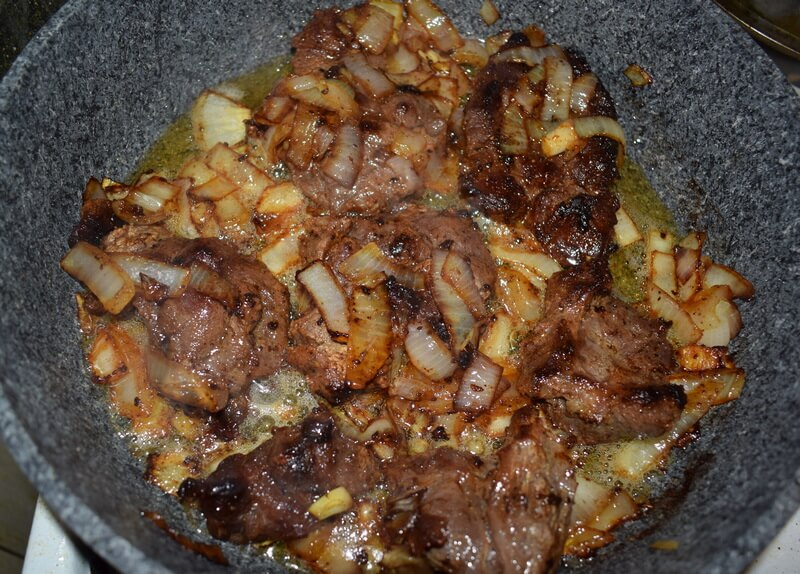Жареная говядина — рецепт с фото пошагово. Как пожарить говядину с луком на сковороде?
