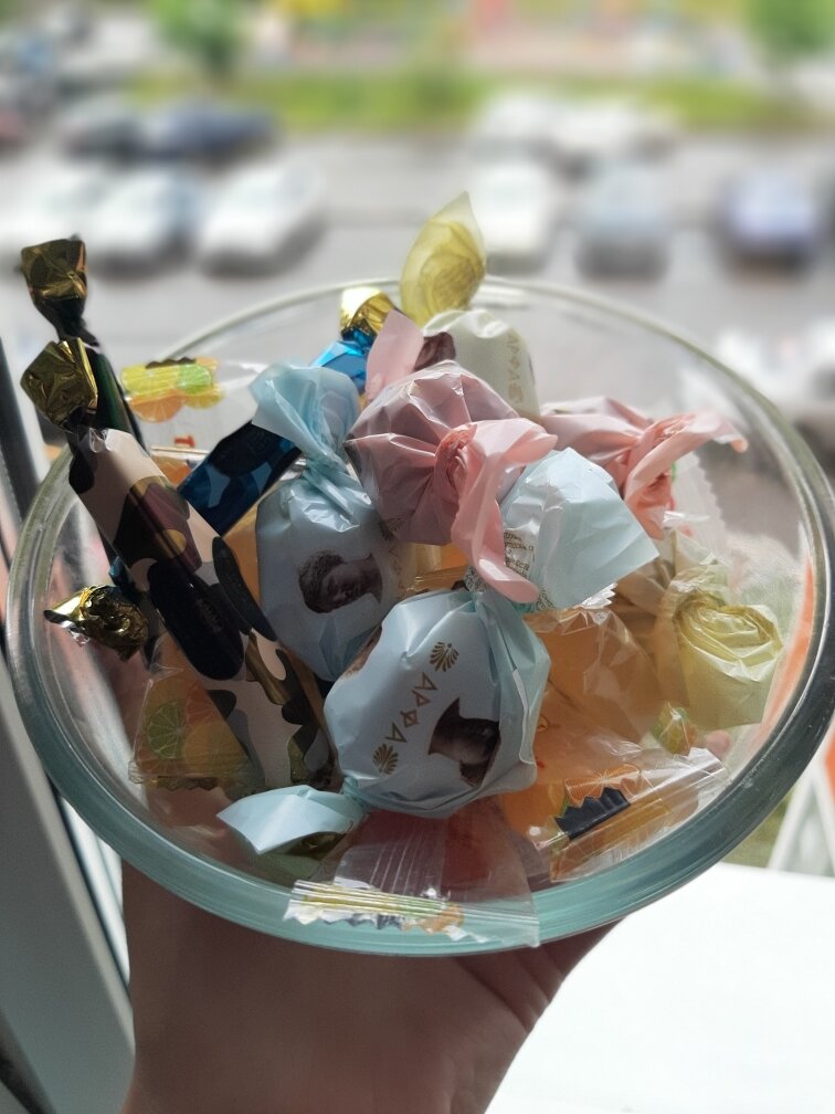 Вот эти длинные конфетки называются "Заначка от жены". Странное название, но на вкус - неплохие. Арфа тоже оказались вкусненькие.