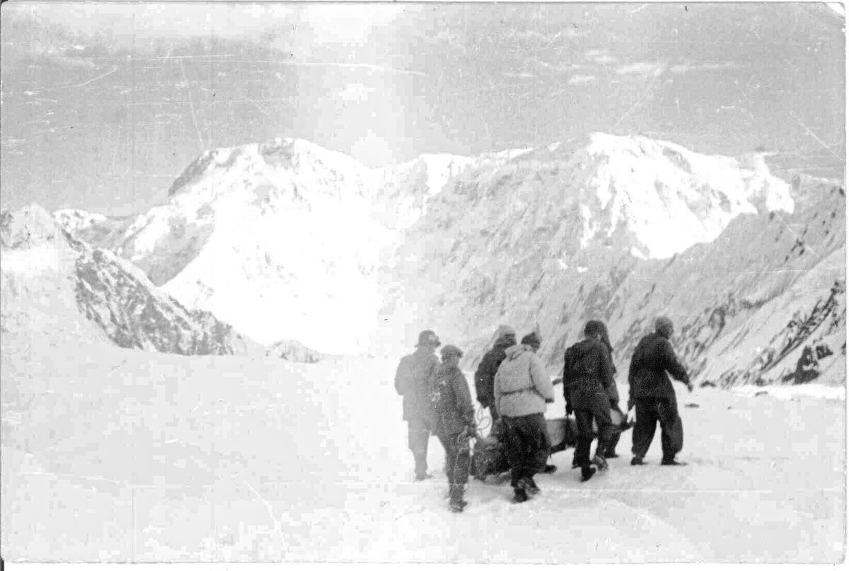 Непосредственно сама транспортировка пострадавшего в условиях, приближенных  к реальности. Фото из альпинистского лагеря «Ала-Арча» в Тянь-Шане, сер. 60-х гг. Фото А. Праведникова