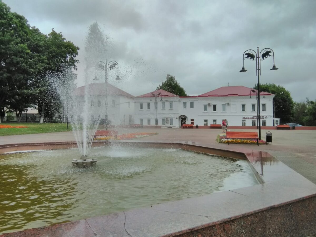 Фонтан и здание краеведческого музея. Фото автора 