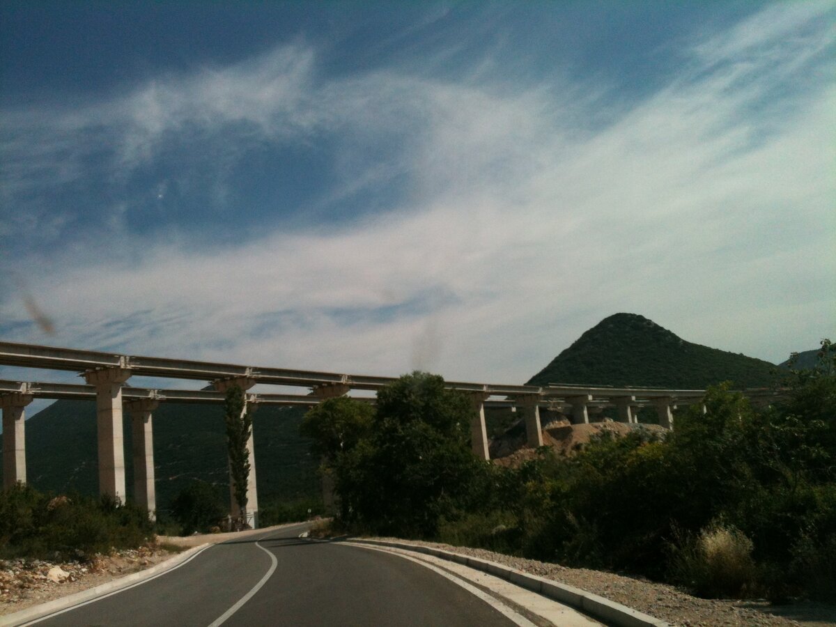 Недостроенный участок дороги в Хорватии.