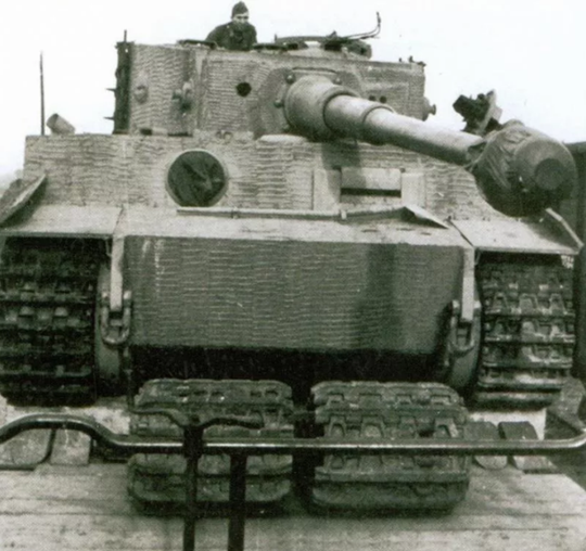 «Тигр», погруженный на платформу с «транспортировочными» гусеницами. «Боевые» гусеницы лежат под корпусом танка. Фото из открытых источников