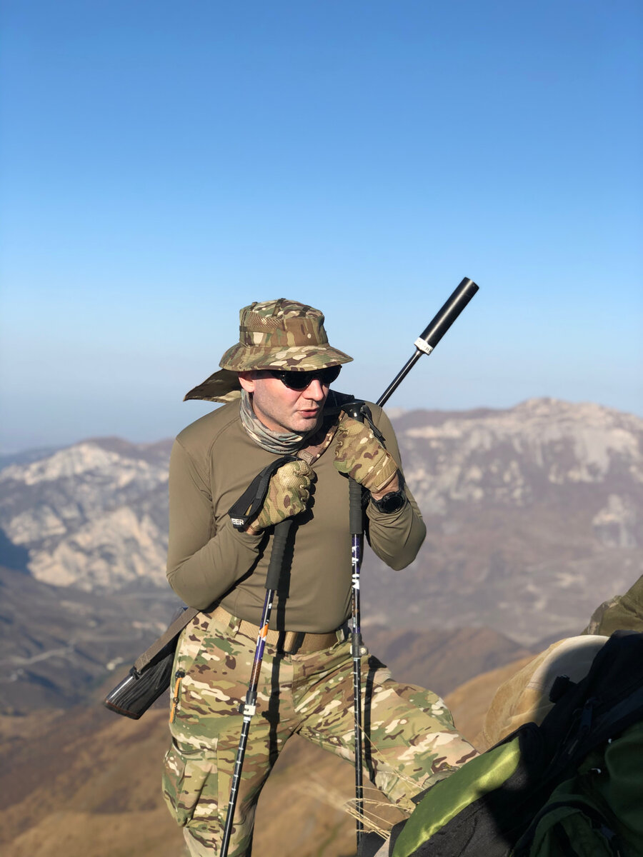 Тест L5 на горной охоте в Северной Осетии. В карго лежат перчатки и мелочевка, в прорезном кармане - нож. Брюки удерживает ремень. 