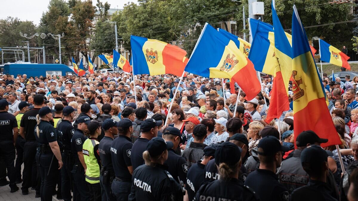    Сотрудники правоохранительных органов и протестующие перед зданием администрации президента Молдавии в Кишиневе© Sputnik / Дмитрий Осматеско