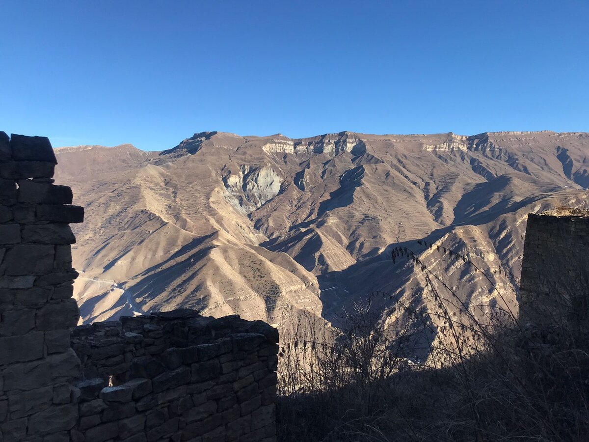 Вид из дома последнего жителя старинного дагестанского аула Гамсутль. Фото мое 