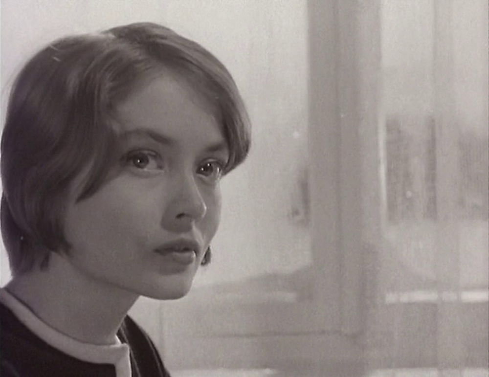 Галю играет Жанна Болотова. В данном случае про то, как она играет говорить нет необходимости. Нужно просто любоваться этим  обаятельнейшим очарованием с глазами олененка Бэмби.