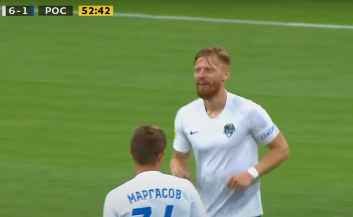 радость от забитого гола.  7-1;  53я минута, Новосельцев