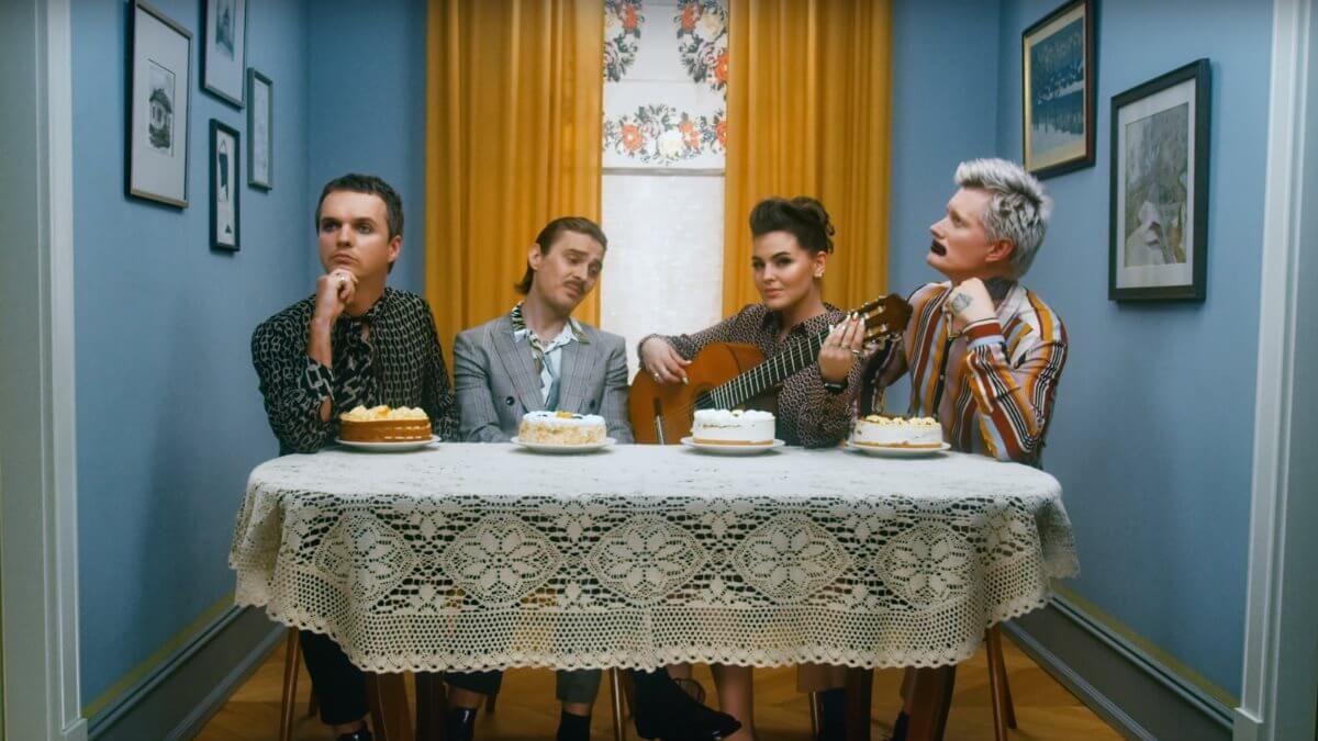 Cовременный состав группы. Кадр из клипа на песню "Go bananas". Потом они падали лицами в свои торты, прикольно было смотреть