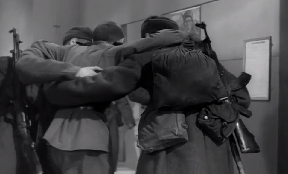 У бойца справа автомат АК. Кадр из фильма Максим Перепелица