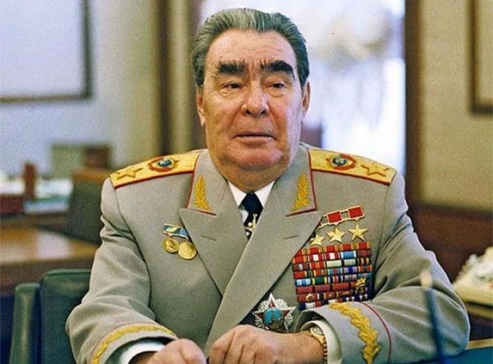 Все ордена и медали, конечно же, носить было невозможно, поэтому Брежнев ограничивался самыми важными.
