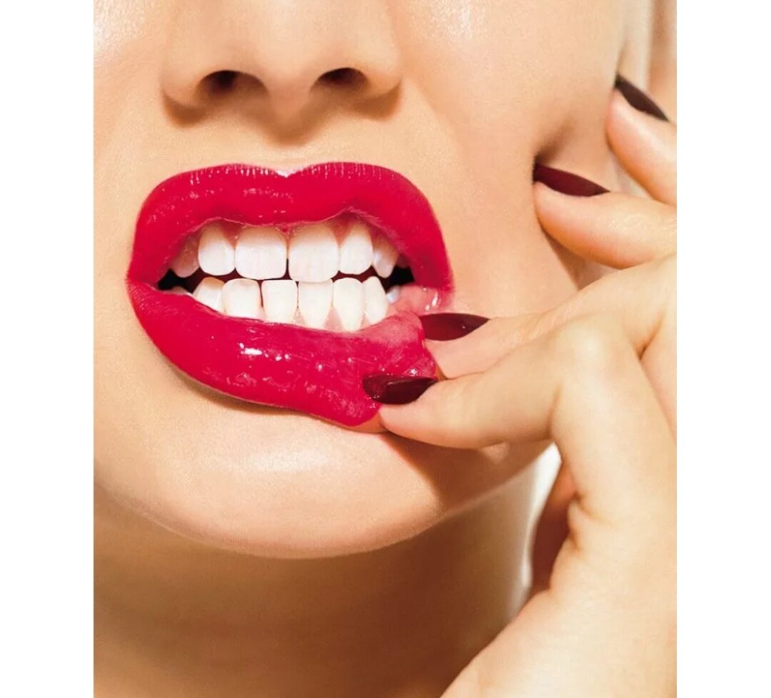Улыбка с зубами. Губы крепкие как зубы. Красивая улыбка. Красивая улыбка зубы девушки. Красивые зубы.