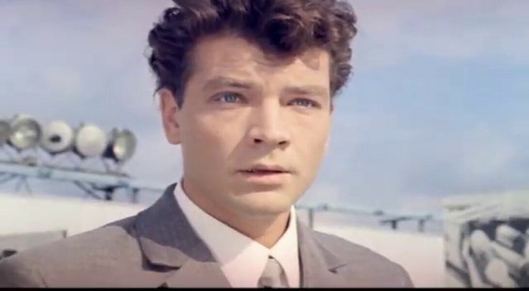 Это лучший нападающий команды Мальков. Любит выпить после игры, пропустить тренировку, недисциплинированно ведет себя на поле. Таманцев отчислит его из команды. Играет его Владимир Трещалов, более известный, как атаман Сидор Лютый. В следующий раз Трещалов появится на экране в эпизодической роле в фильме "Блокада" через 10 лет. Почему? А это совсем другая история.