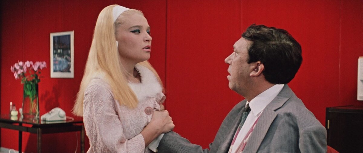 Кадр из любимого фильма "Бриллиантовая рука" (1968, реж. Л. Гайдай).  В ролях: Ю.Никулин, С. Светличная. Фото - из открытых источников.