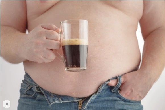 Внимание! Обычно у сильного пола жировые отложения находятся преимущественно в области живота. Такой тип ожирения называется абдоминальным и считается наиболее опасным. 