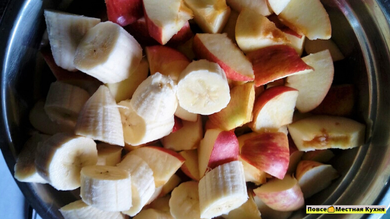 Яблоки и бананы  измельчаем.