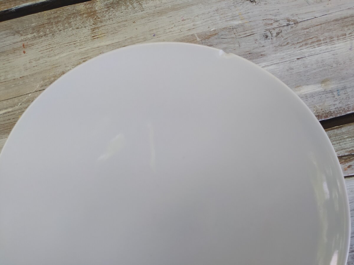 Фото автора Вверху отбитый кусочек на тарелке.