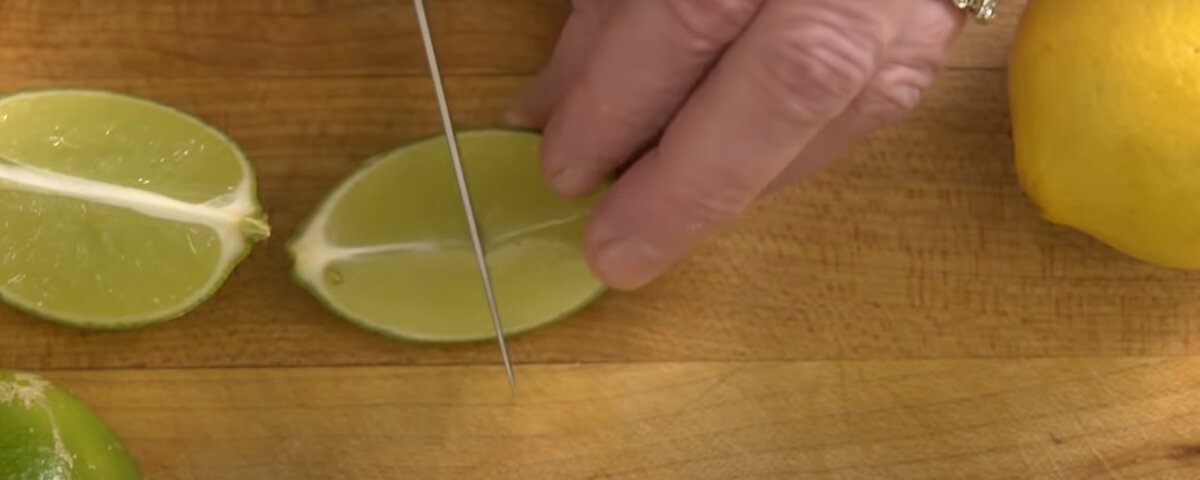 Делаем прорезь поперек дольки лимона