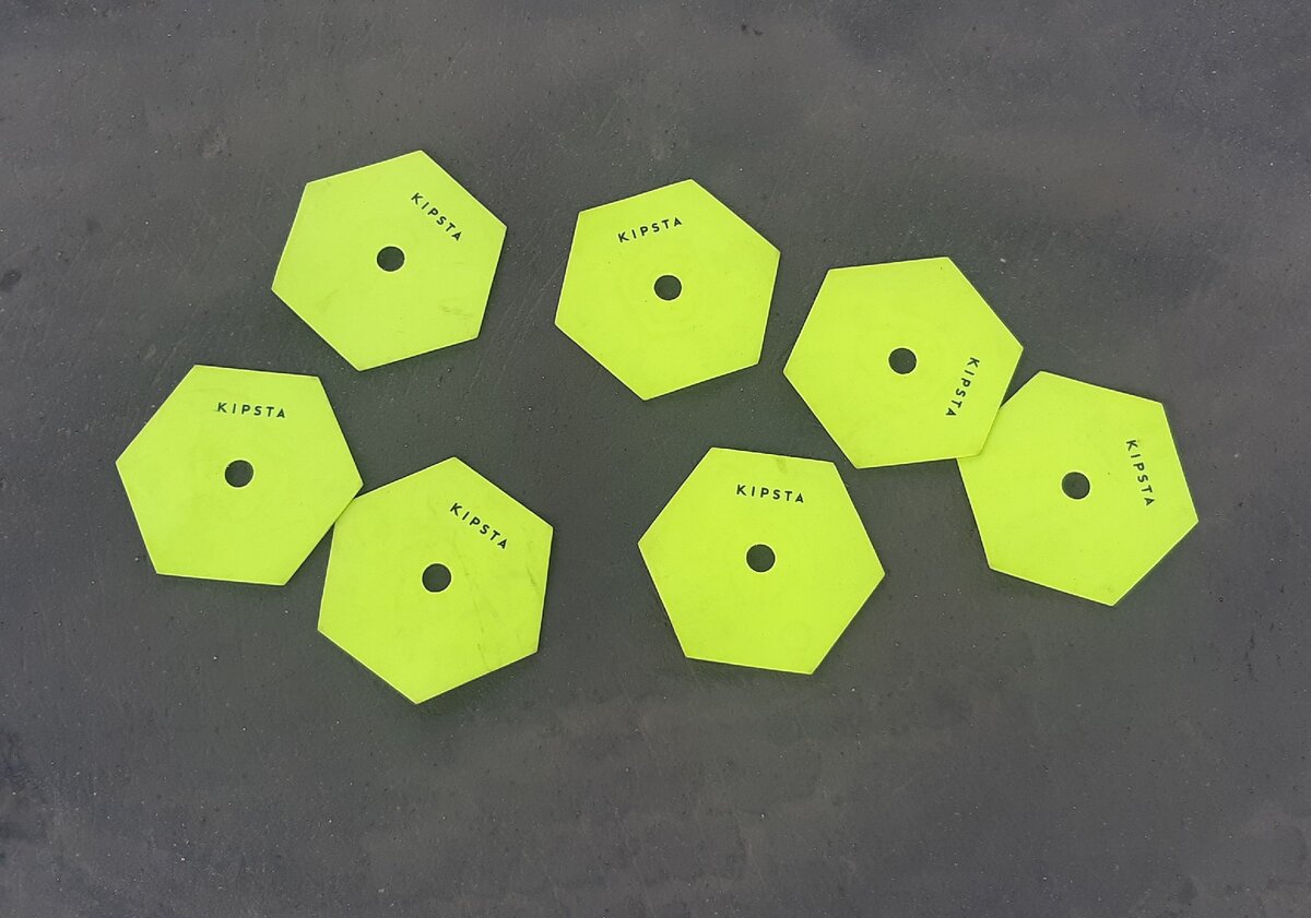 Конусы из Декатлона имеют плоскую форму