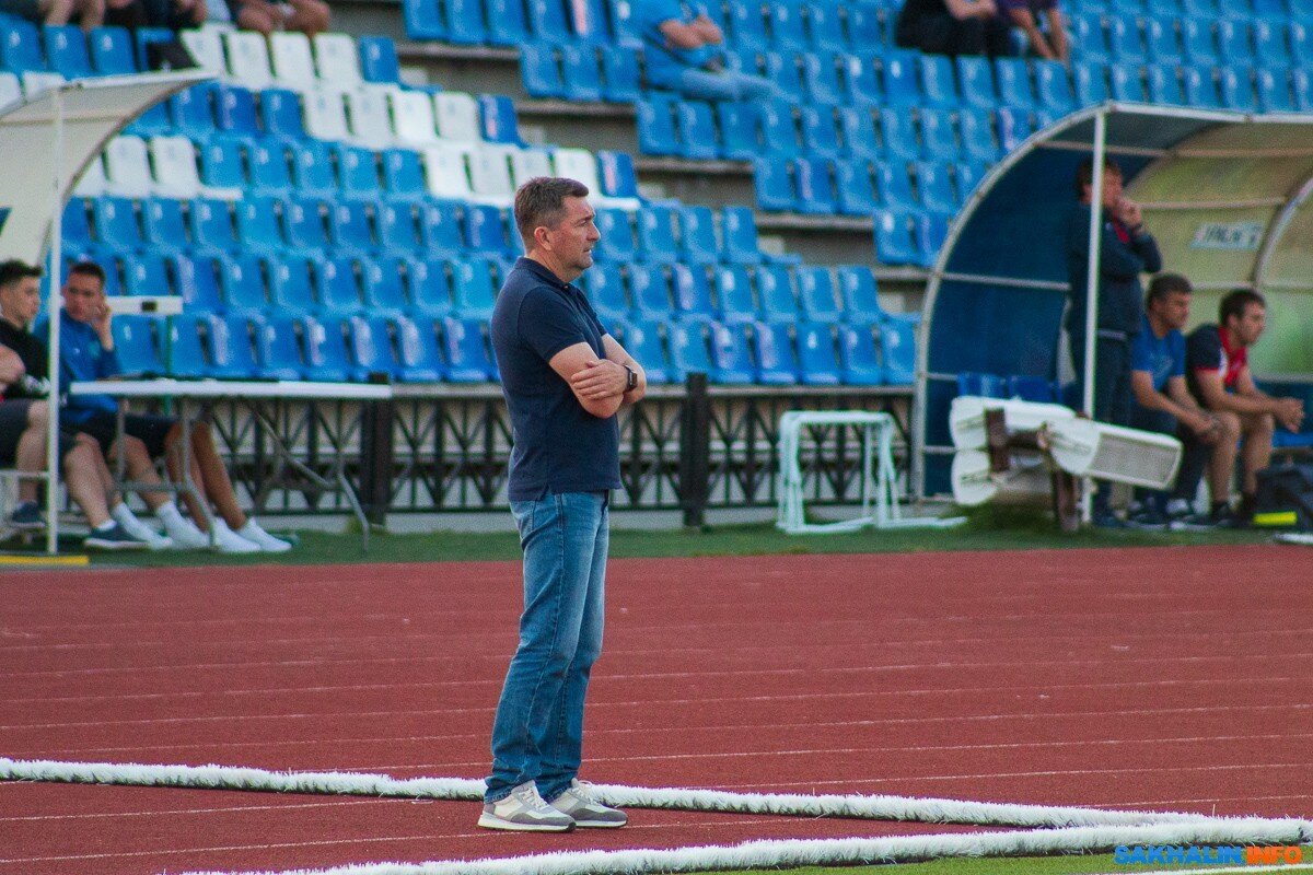 Юрий дроздов тренер. Акула тренер. Алексеев гандбол тренер. Пресс конференция фото. Тренер сахалинца.