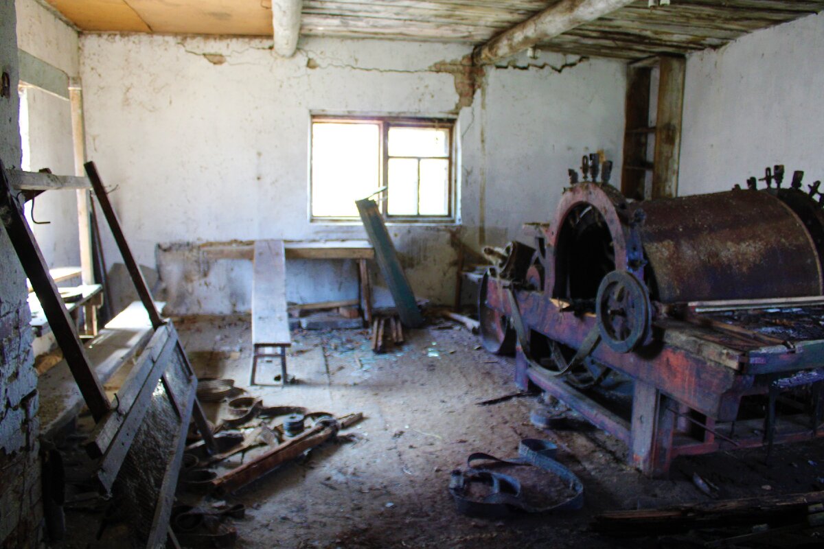 Увидели в далекой деревне заброшенное здание, заглянув внутрь которого обнаружили старинный большой станок по обработке…