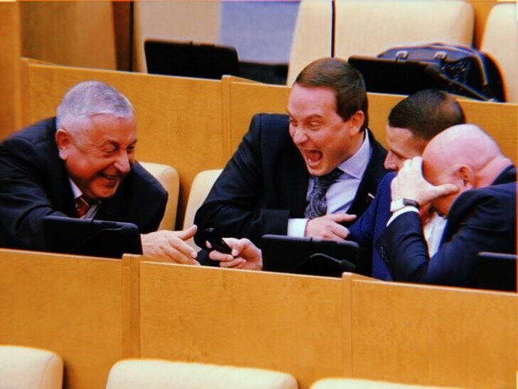А потом в фотоотчетах с заседаний мы наблюдаем вот такие кадры бурного эмоционирования
Источник :yandex.ru