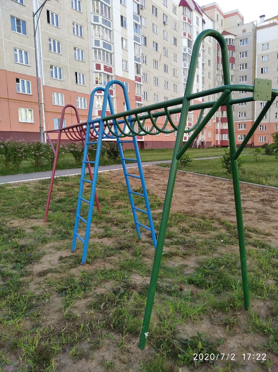 В торце этой конструкции (рукоход?) типа турник, но делать на нём любимые дочкой отмахи и подъемы с переворотами нельзя чисто технически.