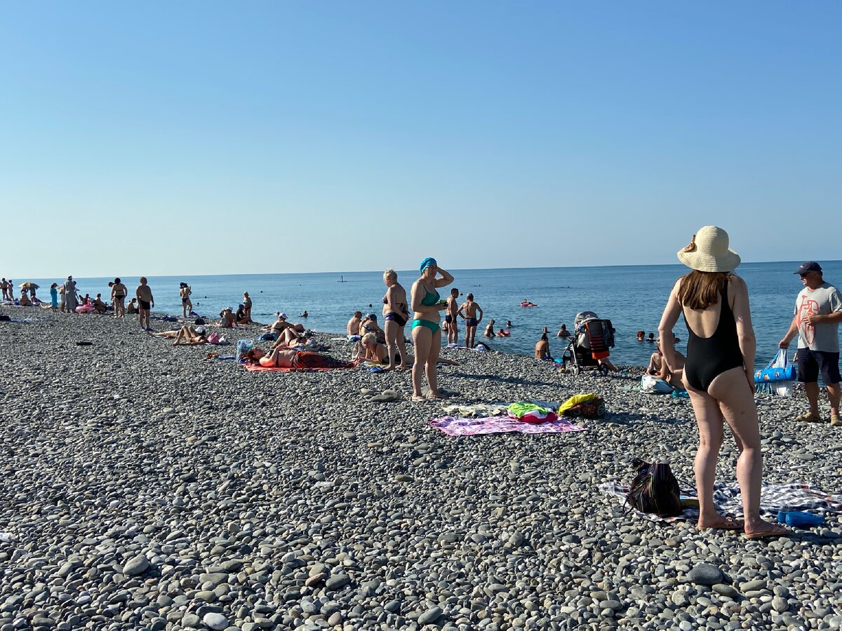 Что происходит на пляжах в Сочи. Есть ли ограничения, носят ли туристы маски