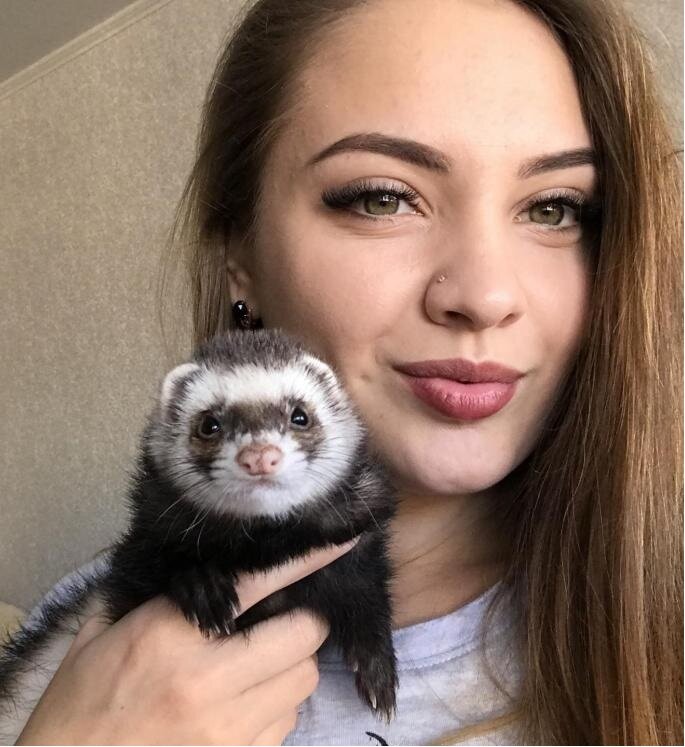 Девушка с хорьком. Фото взято с доски объявлений - youla.ru