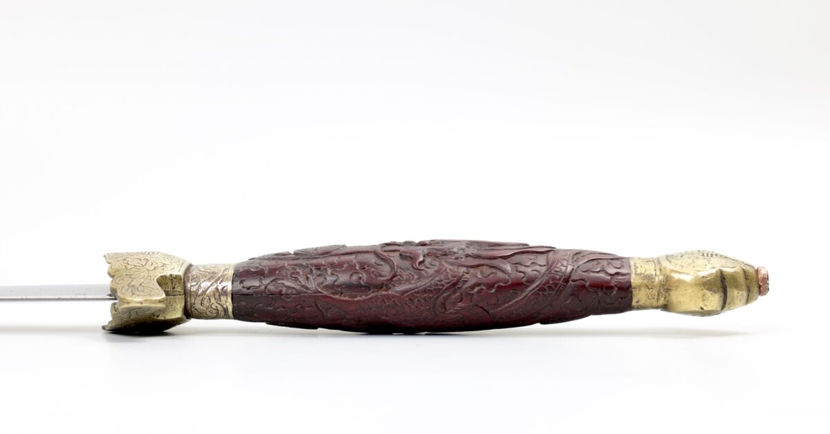 Этот меч - прекрасный пример гражданского "меча для платья": при общей длине в 80см, его вес... 400 грамм! На этом фото хорошо видна толщина клинка.