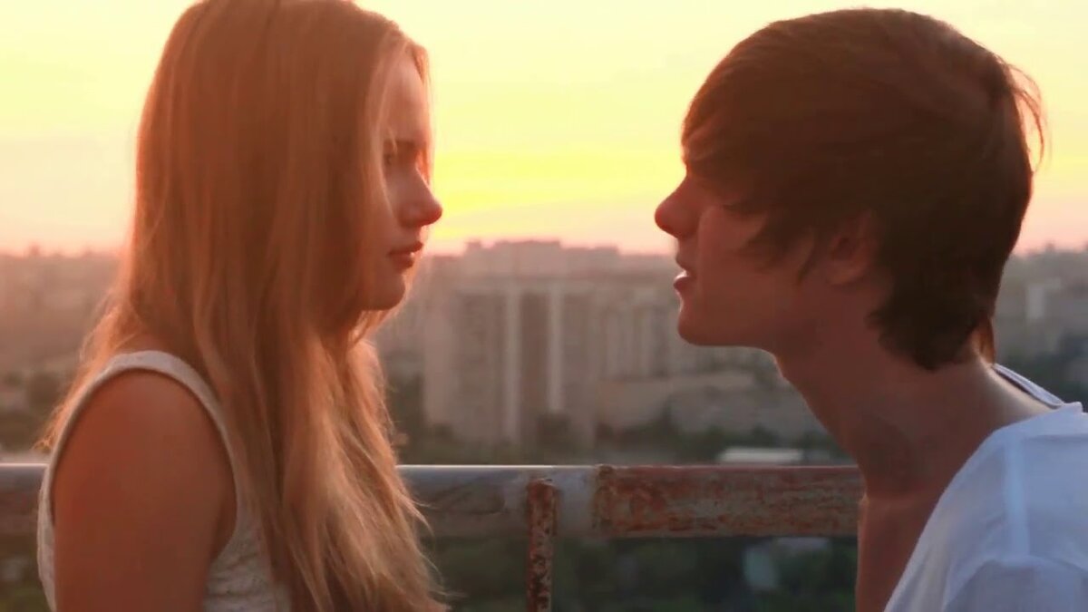 Фото из одного клипа. "давай останемся никем". 