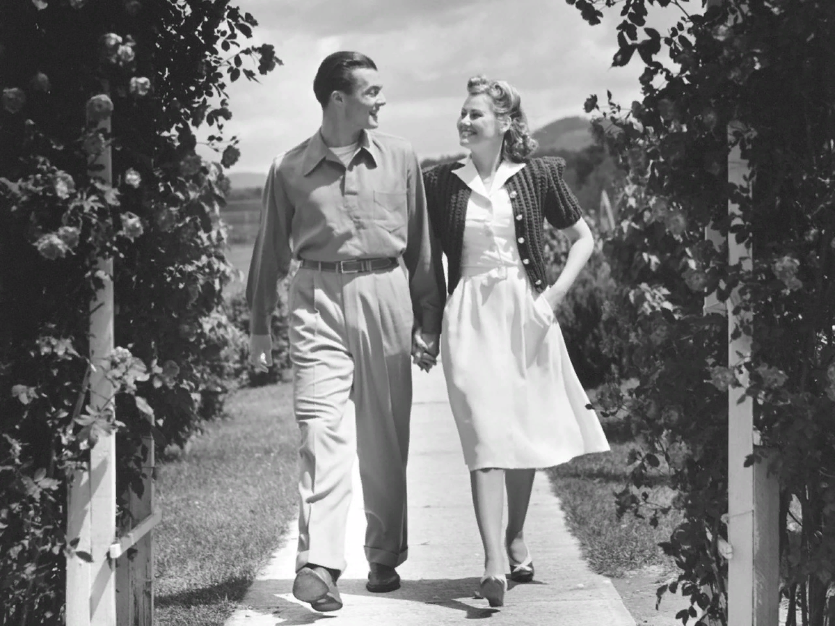 Простая американская семья. На девушке практически нет никаких украшений.