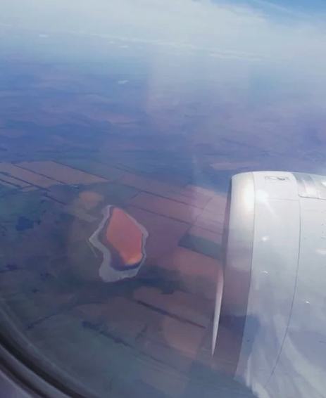 Вид на озеро из окна самолёта