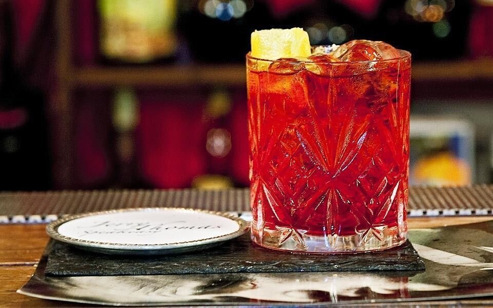 Джин - 30мл Вермут кр - 30мл Кампари - 30мл