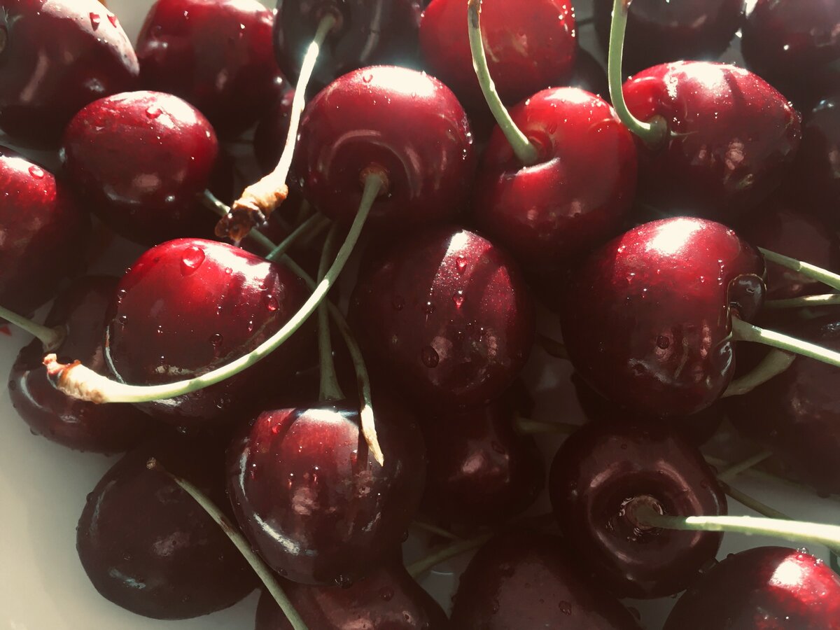 Фото: Piano Piano (по правде говоря, если бы не супруг, я бы всё лето – ну ок, весь её сезон – могла питаться одной черешней)))