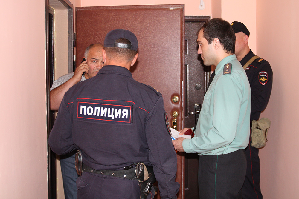 Разговор вне квартиры.