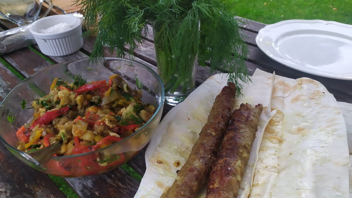 В этот раз мы приготовили на мангале Аджапсандал и Люля-Кебаб из Баранины. Что из этого получилось в нашем очередном ролике.