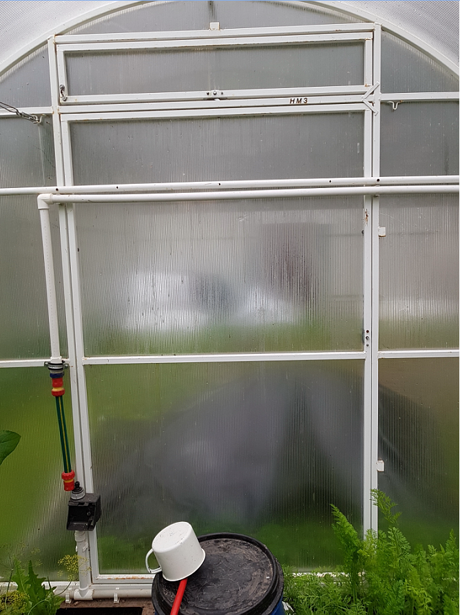 Двери парника. Двери парника. Форточка для теплицы. Поликарбонат на двери теплицы. Дверь в теплицу из поликарбоната.