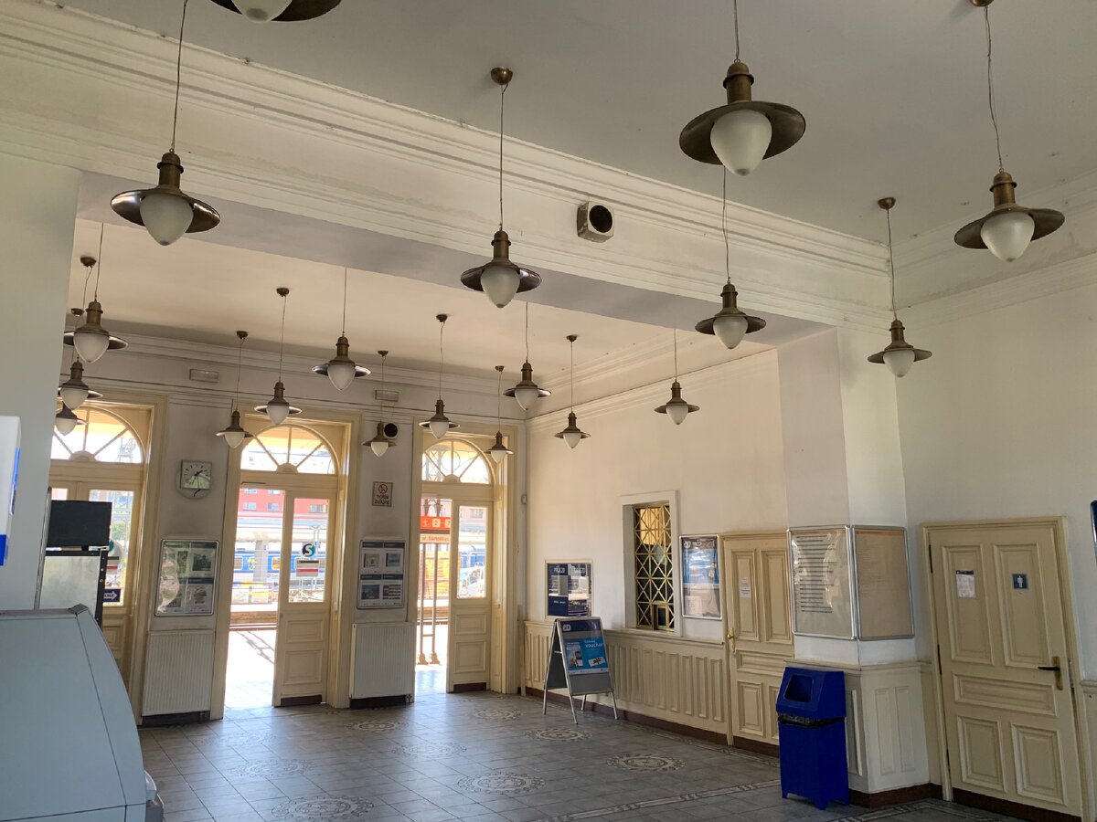 Множество ламп, светящих мягким светом