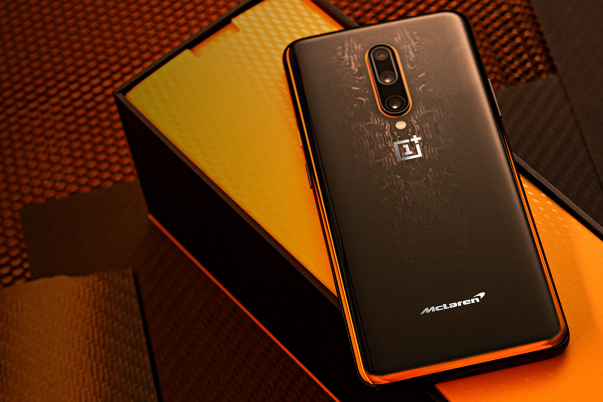 В 7T Pro McLaren Edition обыгран эффект прозрачной крышки.
