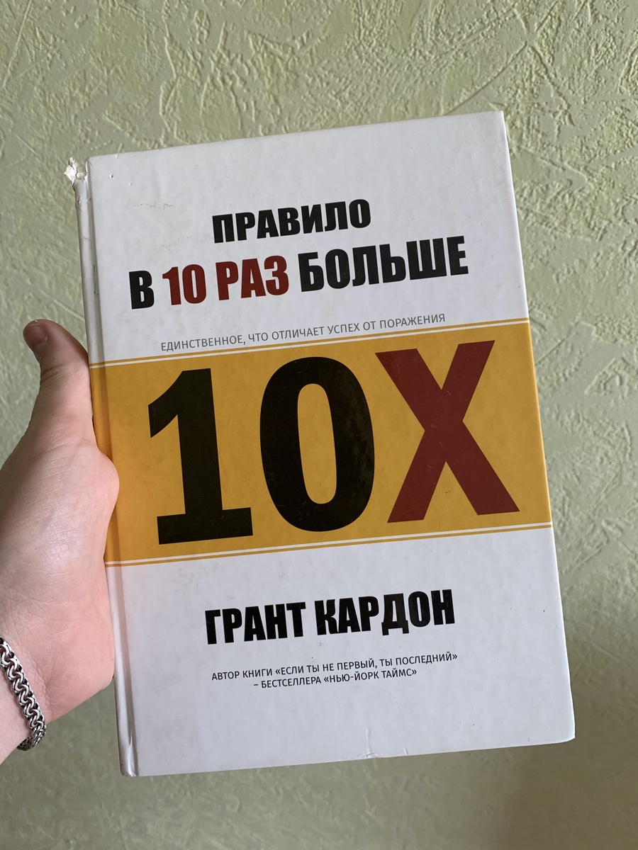 Книга поставляется в красивой коробке.